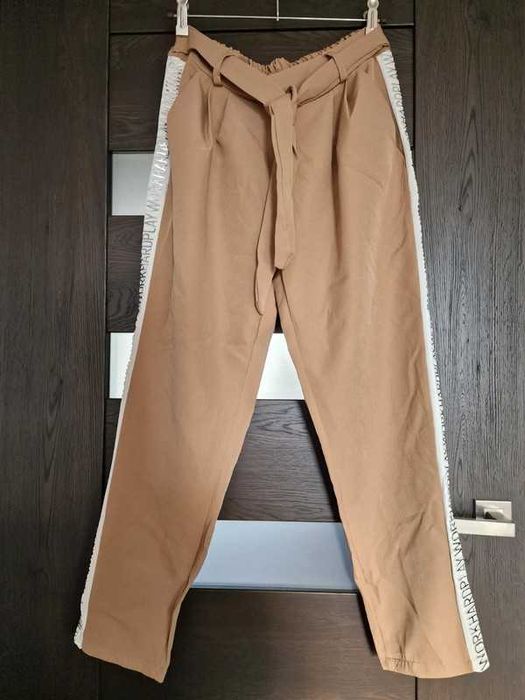 Spodnie damskie, camel z ozdobnym lampasem, NOWE