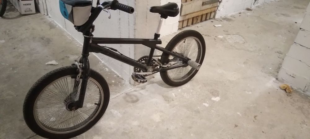 Czarny rower bmx