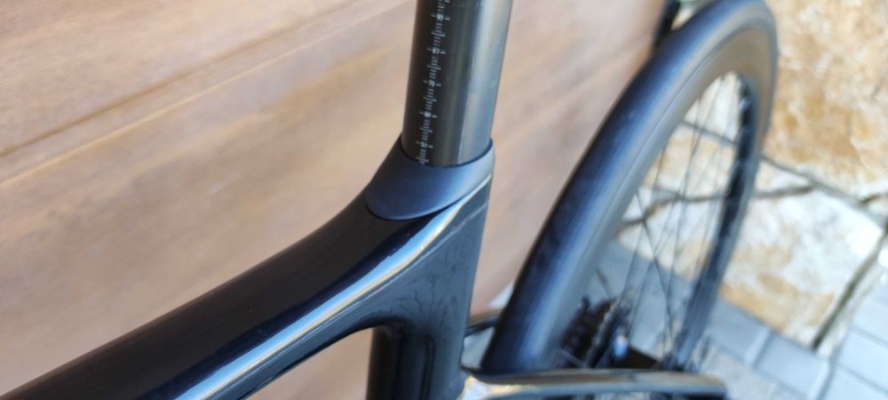 Rower GIANT Defy Advanced 1 koło 28" Carbon Red 2019 w kolorze CZARNYM
