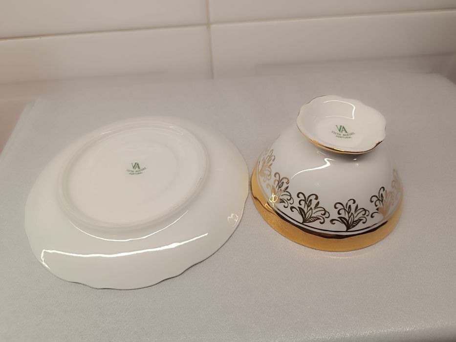 Chávena de Chá e Pires Antigo da Vista Alegre. Porcelana e Dourado