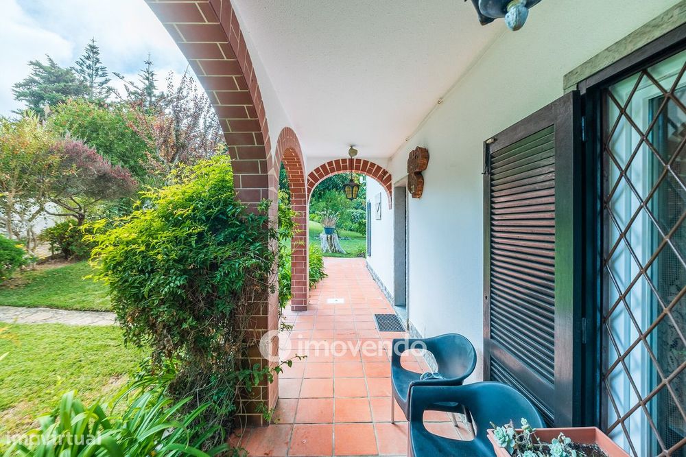 Quinta isolada T3+1 com áreas amplas e terreno de 2022m², em Colares