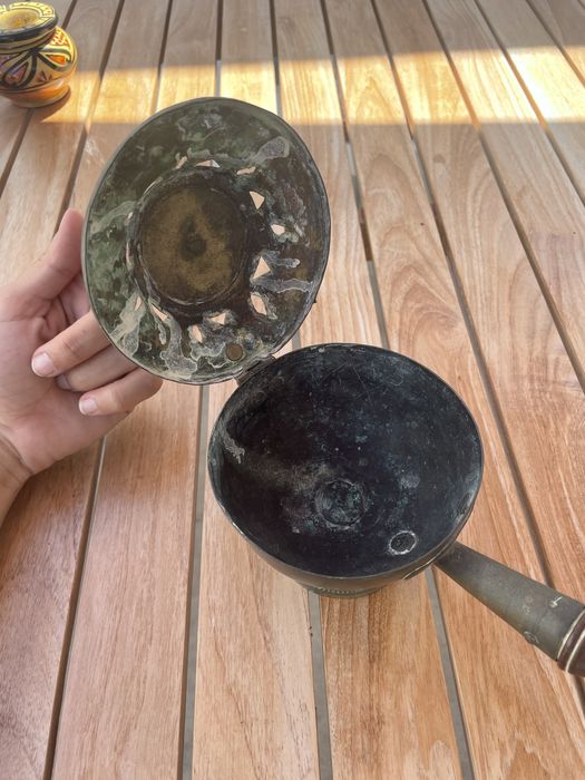 Incenseiro em latão com cabo em madeira