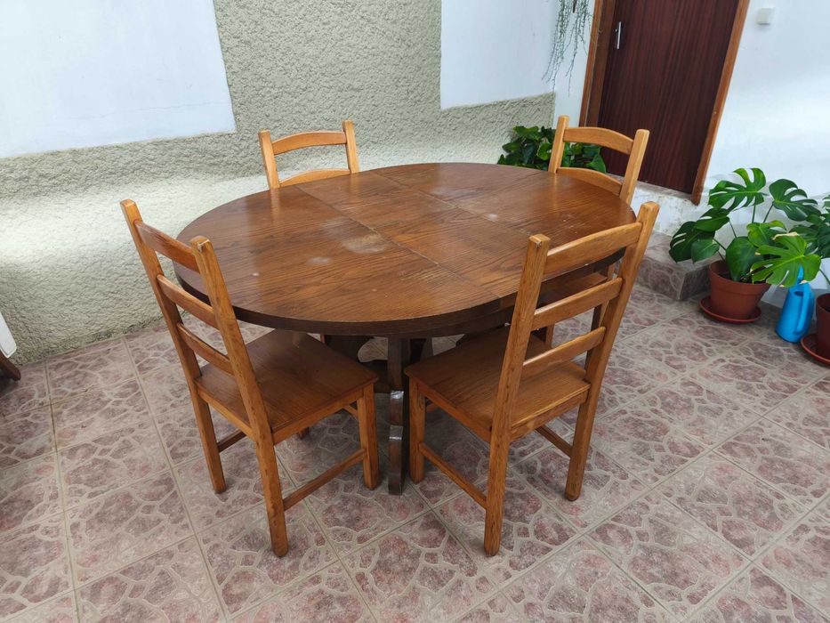 Mesa redonda em Carvalho Maciço com Cadeiras em carvalho
