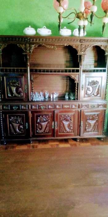 Móvel e mesa de sala antigos.