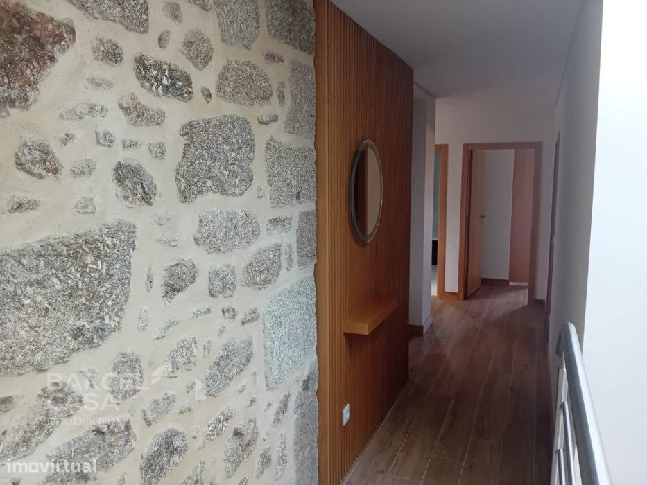 Exclusividade e Charme em Pedra: Moradia Individual T3 em Carapeços...