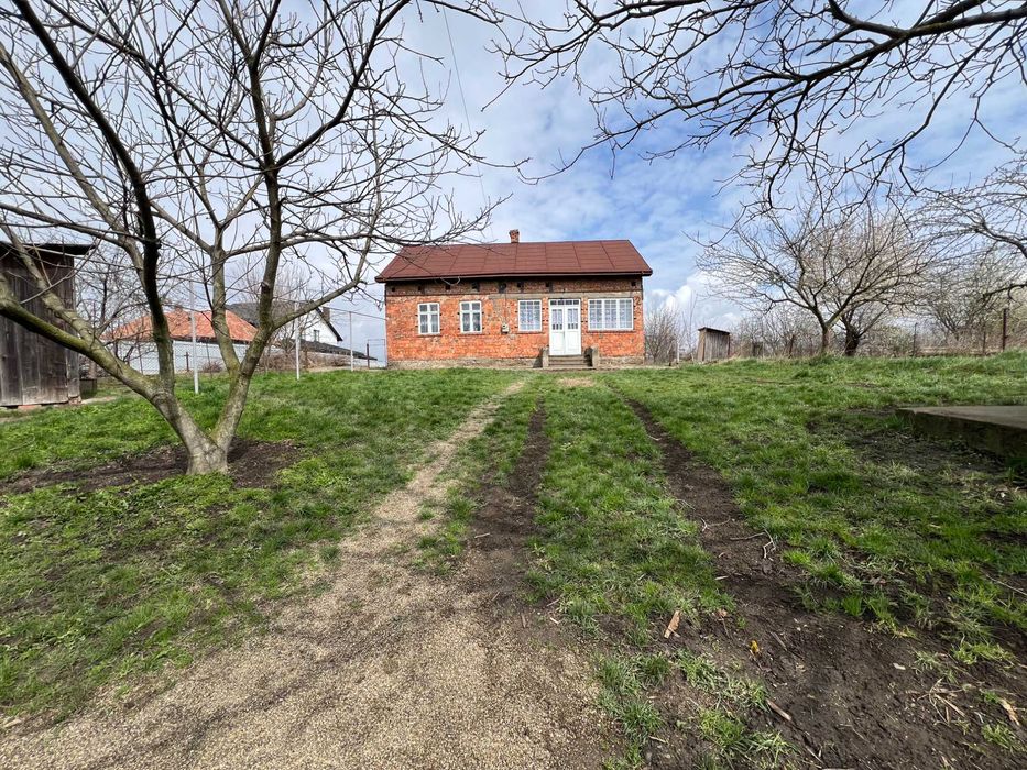 Продаж! Цегляний будинок біля МЕТРО + 10 сотих землі