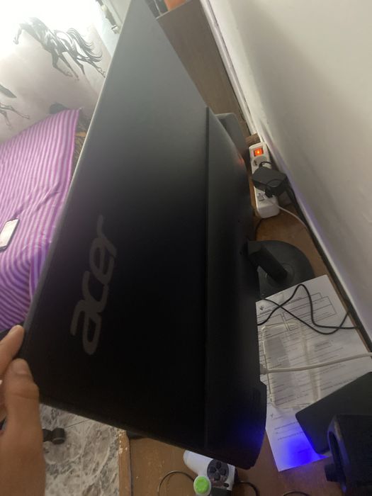 Vendo teclado ,rato da razer com um tapete um monitor que custou muito caro colunas ps4 com led com cabos para os comandos um e a parte que eu paguei