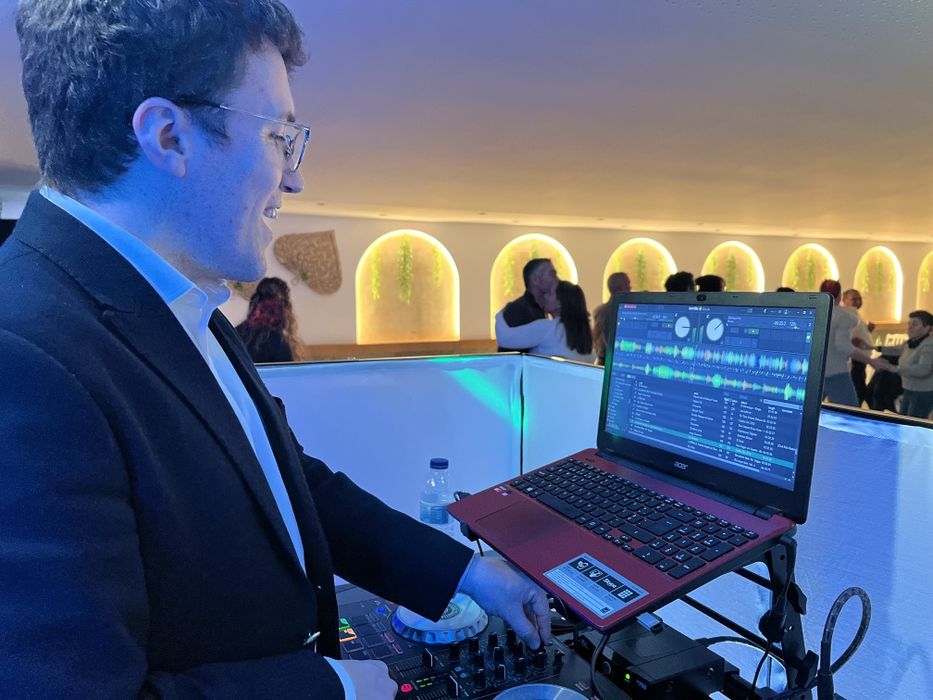 DJ Eventos Porto | Voz ao Vivo + DJ – Foxtrot Eventos