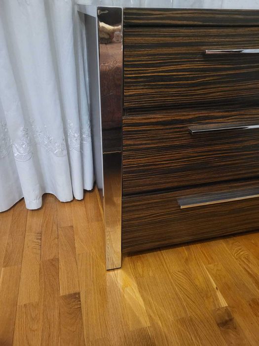 Cama de casal com mesinha de cabeceiras e comoda modernas