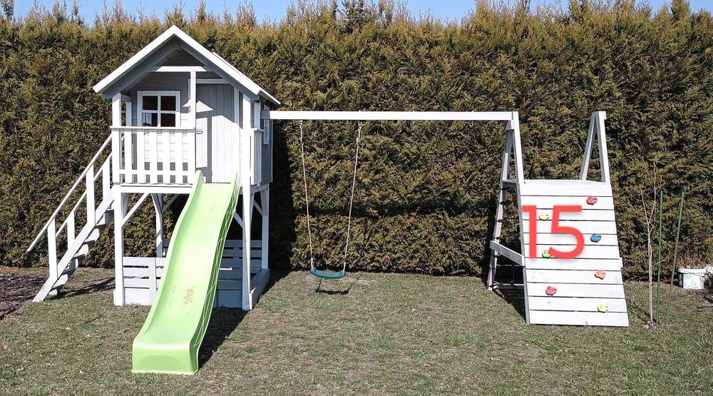 Plac zabaw, domek dla dzieci