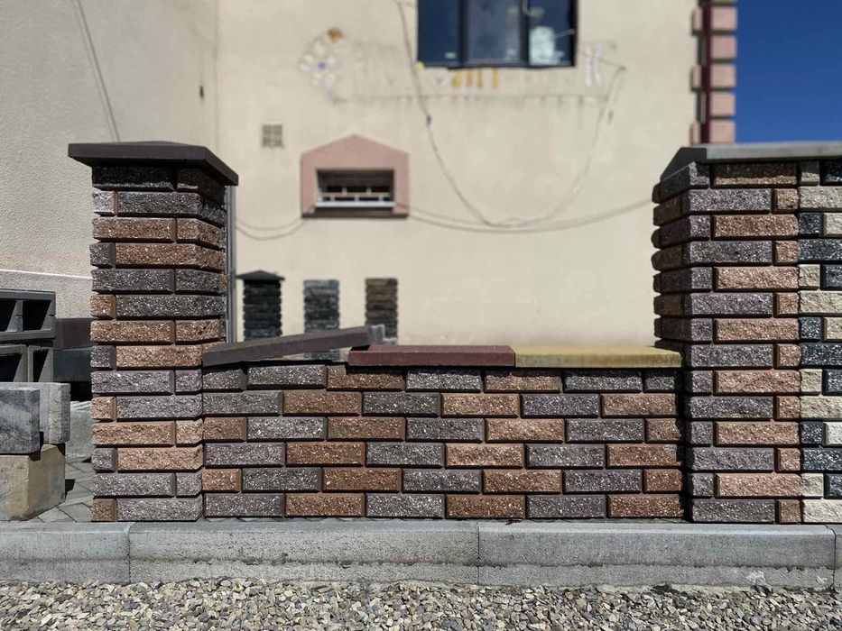 Цегла рвана Кая на паркан