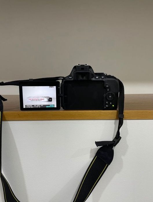 Vendo Nikon D5600 com lente e acessórios