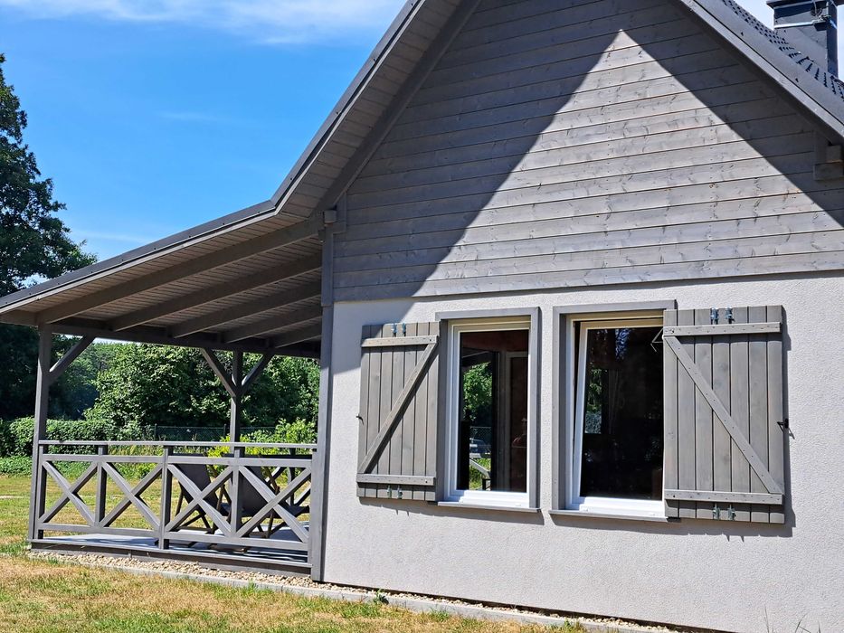 Domek nad jeziorem z linią brzegową i pomostem. Puszcza Barlinecka.