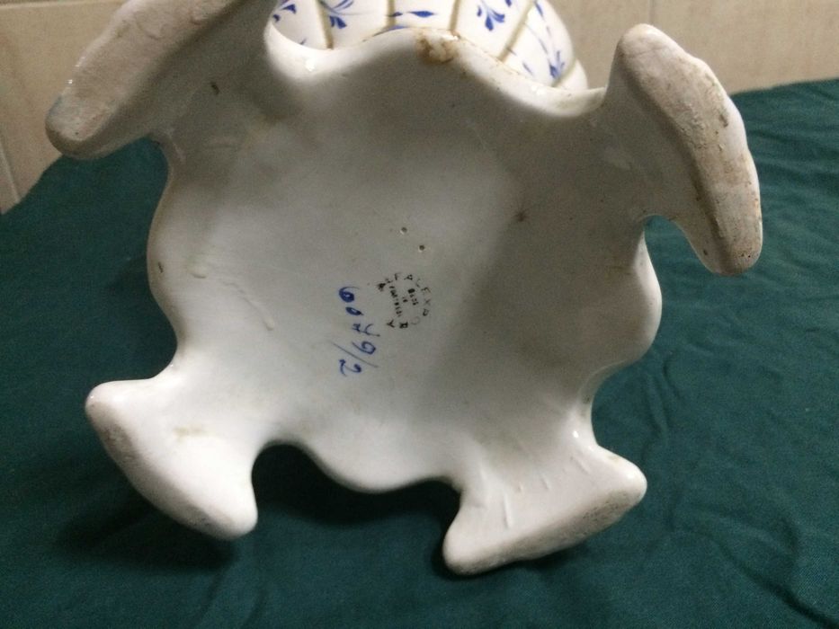 Jarrão Antigo em Faiança Alfalexport pintado à mão  e trabalhado.