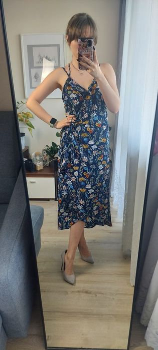 Granatowa sukienka midi w kwiaty Atmosphere falbanka dekolt V wiązanie