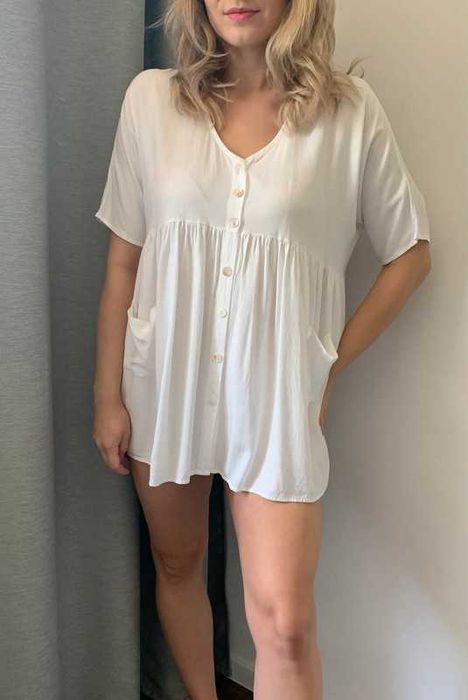 Biała zwiewna luźna sukienka z wiskozy minimalistyczna boho basic