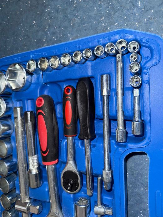 Набір інструментів із тріскачками, головками, бітами та ключами 94 пр