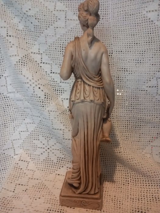 Estátua mulher l