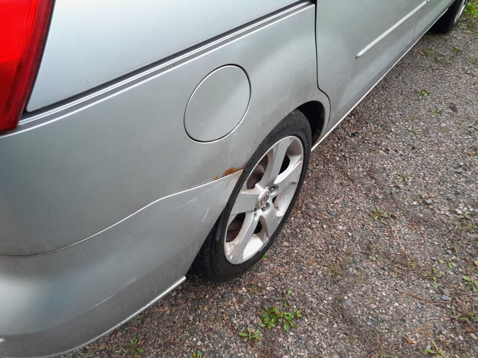 Samochód Mazda 5 jako uszkodzony