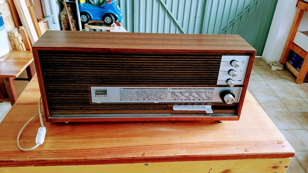 Radio antigo Philips modelo Stela
