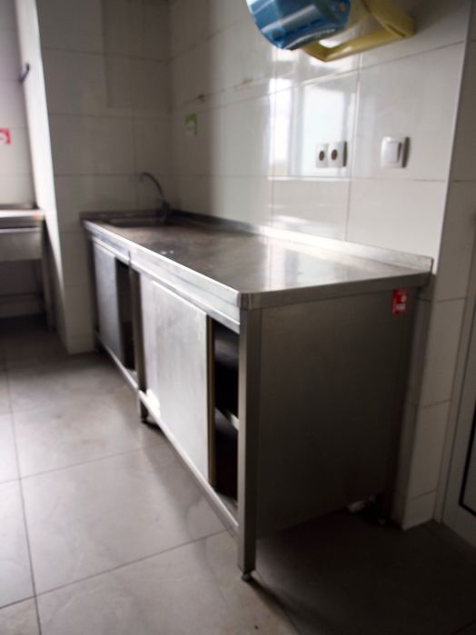 Bancada de cozinha em inox com 4 portas de correr