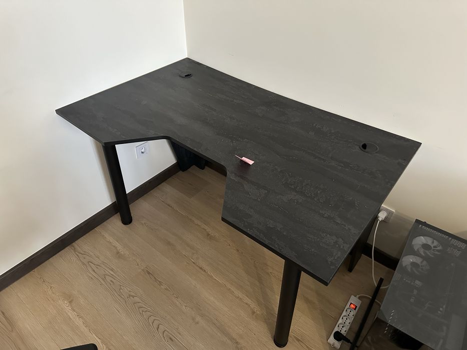 Геймерський стіл із підставкою для пк на колесах