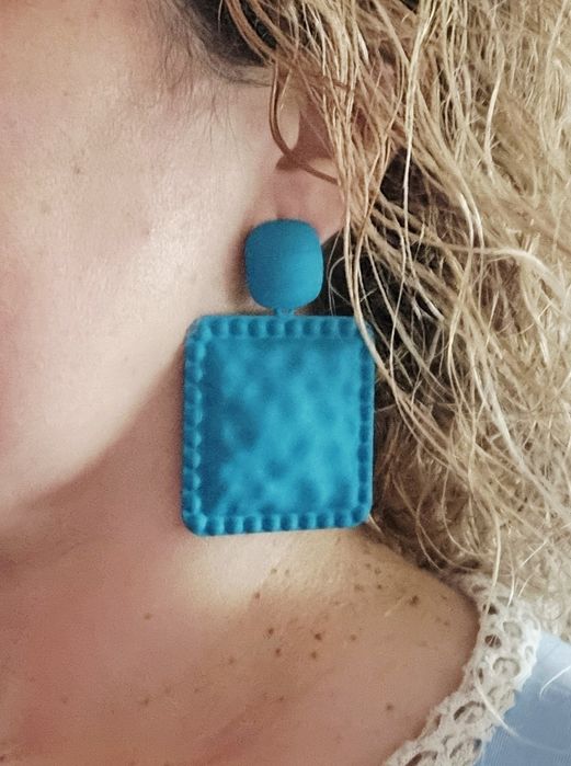 Brincos grandes em azul petróleo. De pico.