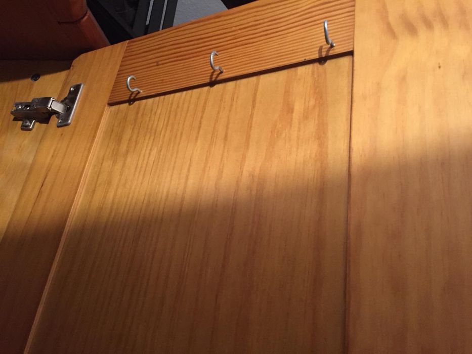 Armário em madeira maciça de pinho - espaçoso e resistente