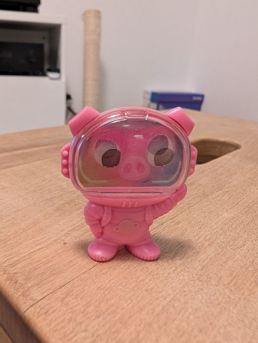 Różowa figurka astronauty z efektem 3D