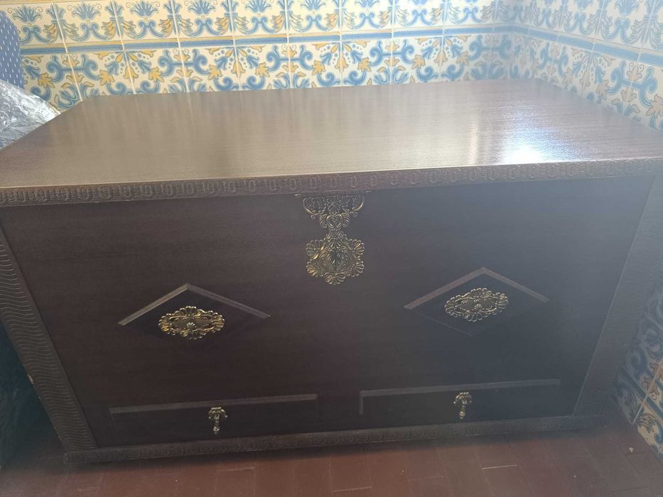 Arca/baú em madeira com ferragens decorativas