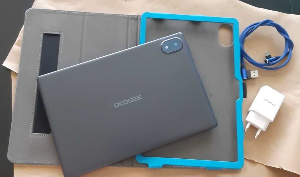 Tablet Doogee 10.1" + Capa Protetora Azul + Carregador Original – Como Novo