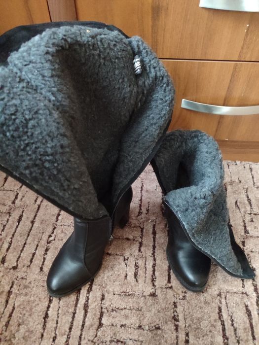 Продам жіночі сапоги на каблуках