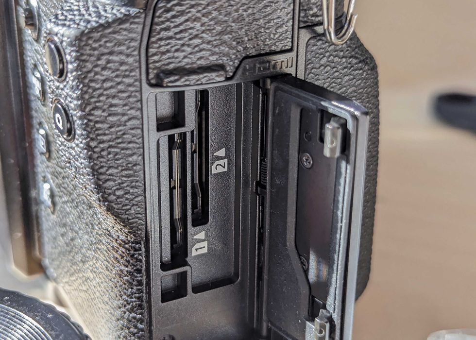 Fuji GFX 50R bardzo zadbany, niski przebieg, L-bracket, 2x baterie