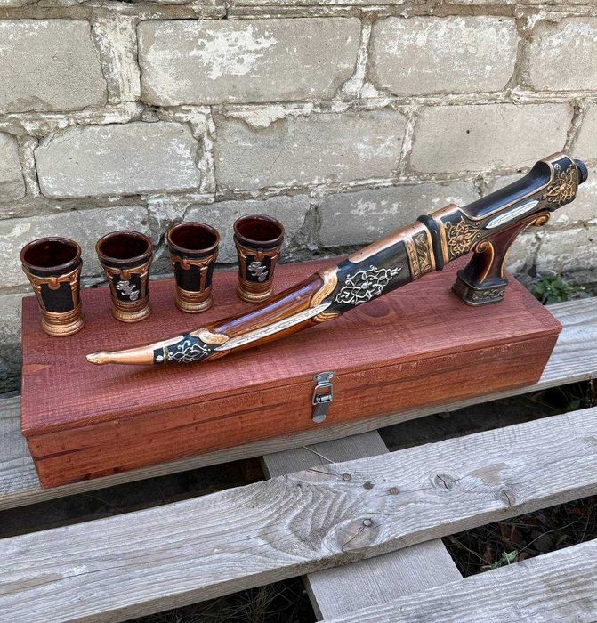 Подарунковий набір Шабля з чарками у дерев’яній скрині для чоловіків