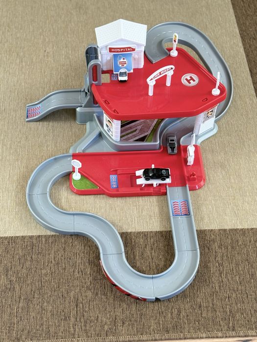 Garagem de Brinquedo com Pista e Hospital / (+ Carrinhos).