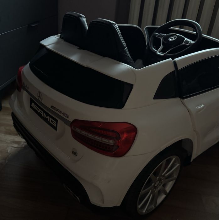 Дитячий електромобіль