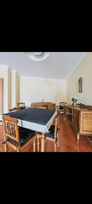 Conjunto de mesa, cadeira(sem poltronas) e um móvel (o que tem vidro)e 1 move