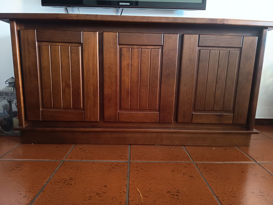 Móvel em madeira maciça