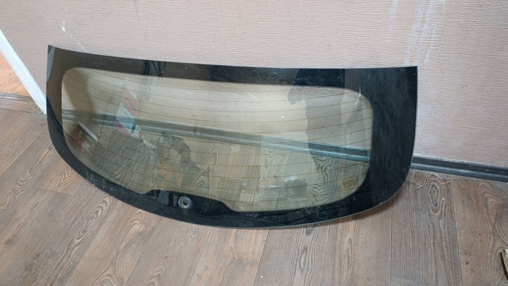 Скло заднє NISSAN Qashqai 2008р