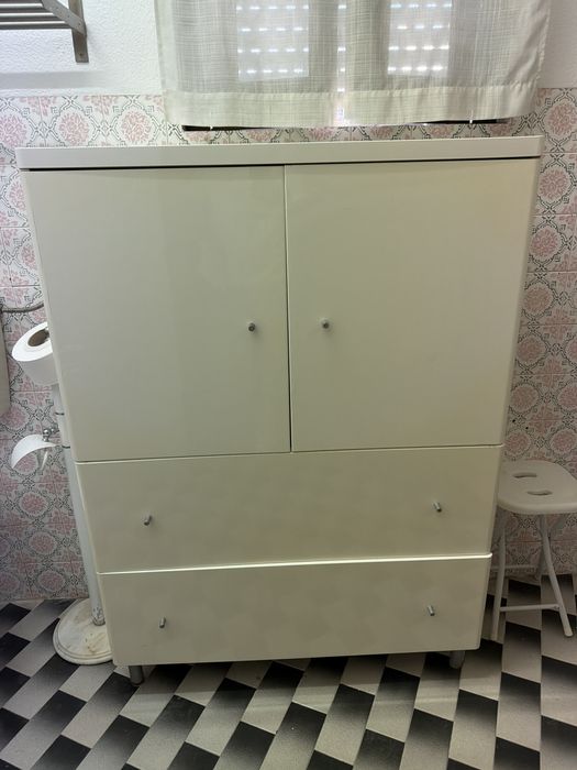 Movel de arrumacao com portas e gavetas