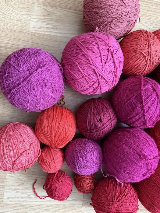 Włóczki różne kolory czerwony różowy