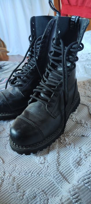 Botas cano alto cordões