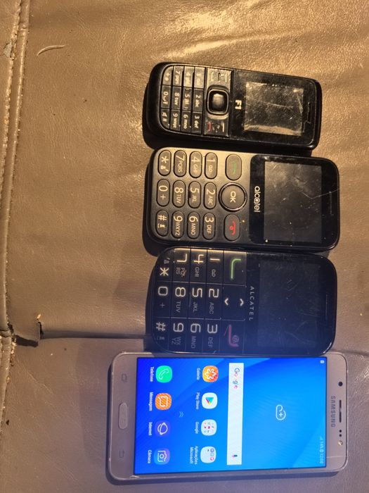 3 telemóveis de teclas