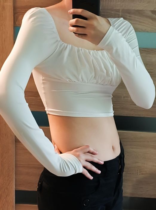 Biała bluzka crop top z długim rękawem