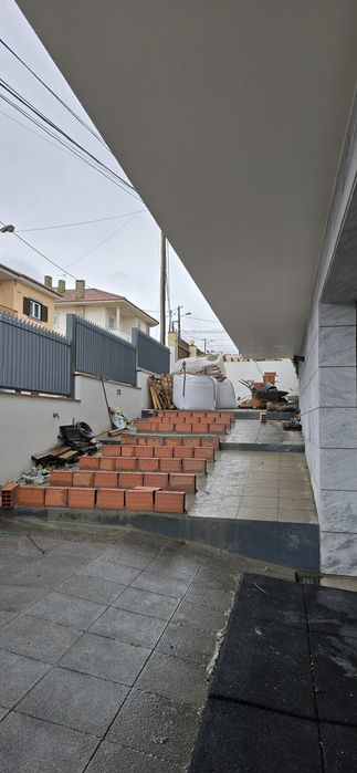 Construção, pintura, demolição.