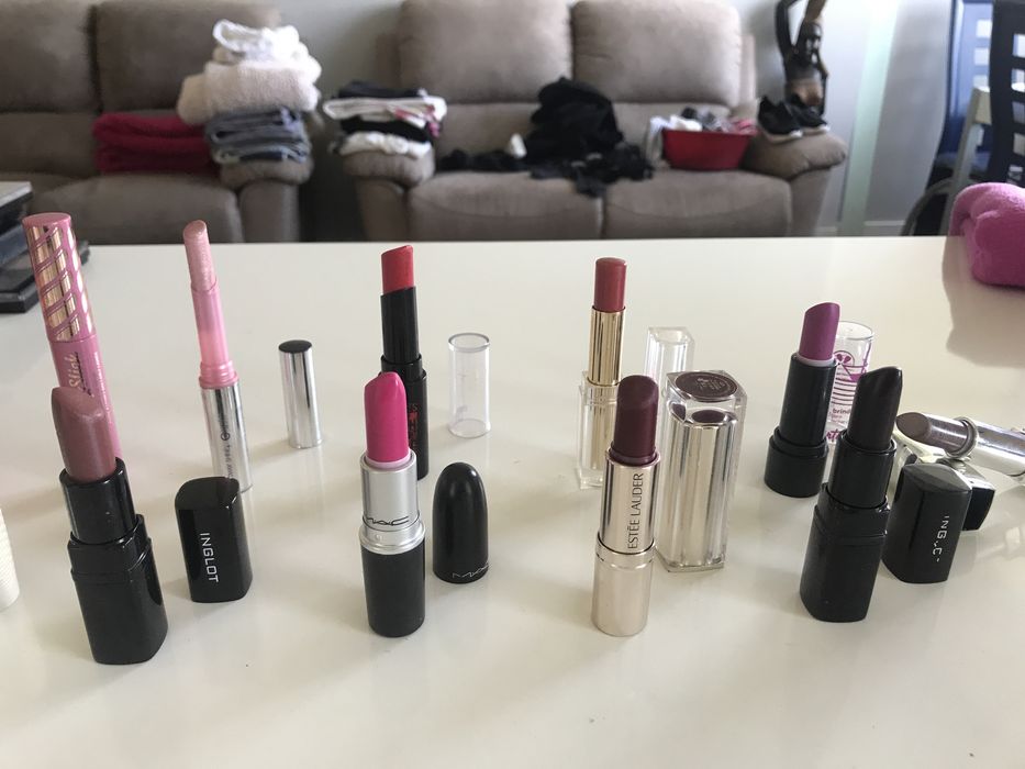 Batons vermelho, rosa, castanho e dourado