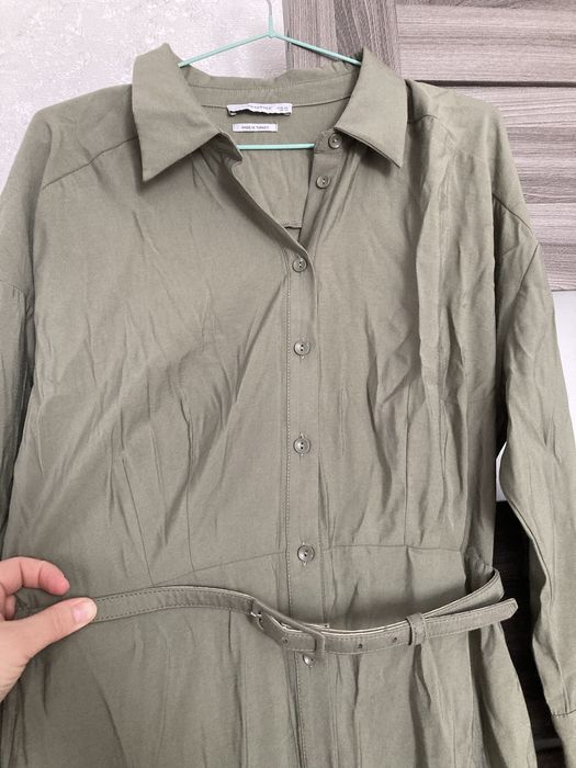 Плаття Reserved з тонкого льону із пояском на гудзиках