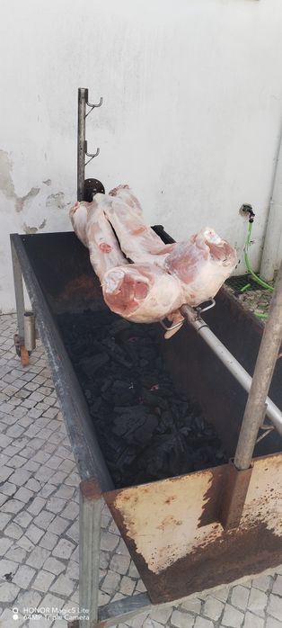 Porco no espeto e pernas de porco