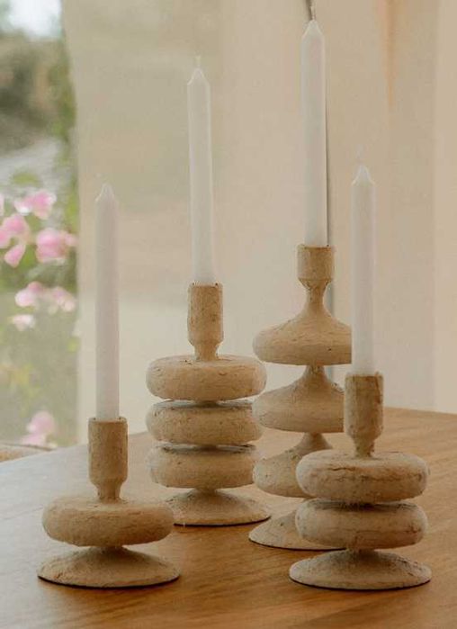 Conjunto de Castiçais de metal Lucio. Cor: Bege Seashell NOVO