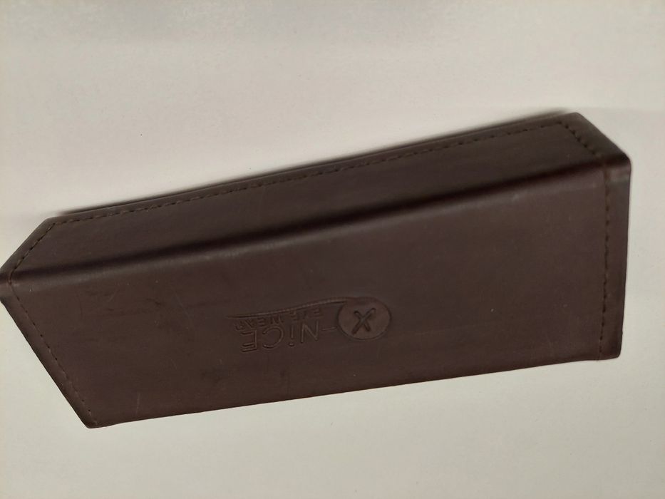 Składane brązowe etui na okulary